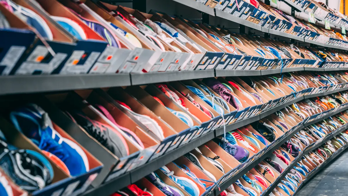 Rayonnage de chaussures en boutique — large choix Chaussures Hervé